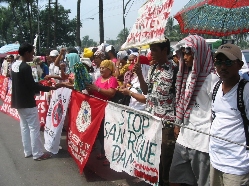 大使館前の抗議活動