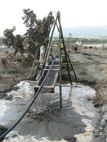 チェックを受ける住民
